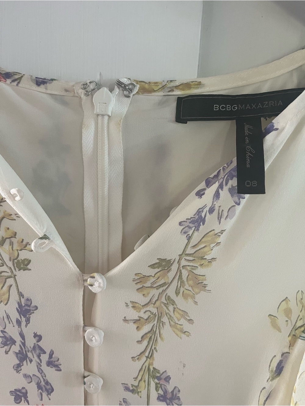 BCBGMaxazria silk floral dress. Never worn excellent condition. Size 8. - Picture 4 of 10